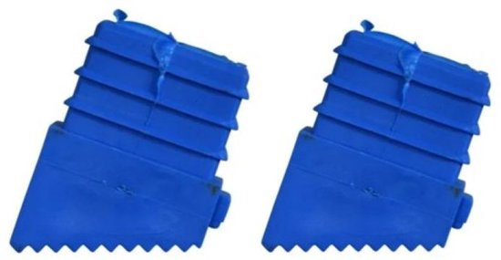 Twee blauwe trapvoetjes met groeven.