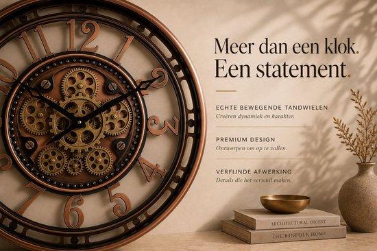 Close-up van een koperen wandklok met bewegende tandwielen. Tekst: 'Meer dan een klok. Een statement.'