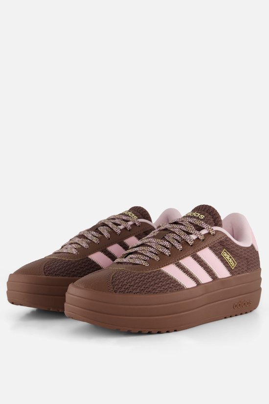 Paar bruine Adidas sneakers met roze strepen, dikke bruine zool en lichtroze voering.
