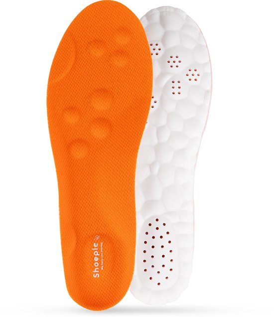 Oranje inlegzool met reliëf en witte inlegzool met perforaties, naast elkaar.