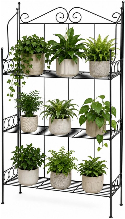 Zwart metalen plantenrek met vier etages, decoratieve krullen aan zijkant en bovenkant, met planten.