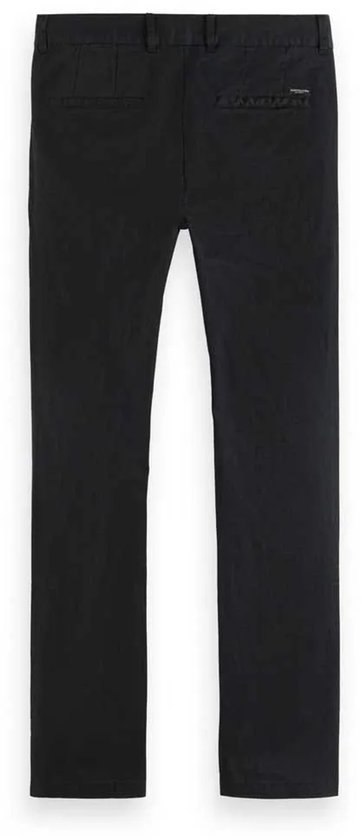 Achterkant van een zwarte chino broek met twee steekzakken.