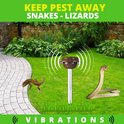 Een solar ongedierteverjager in een grasveld met een hagedis en een cobra. De tekst "KEEP PEST AWAY SNAKES - LIZARDS" en "VIBRATIONS".