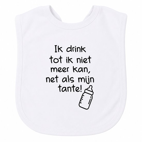 Witte slabbetje met zwarte tekst "Ik drink tot ik niet meer kan, net als mijn tante!" en een afbeelding van een babyfles.