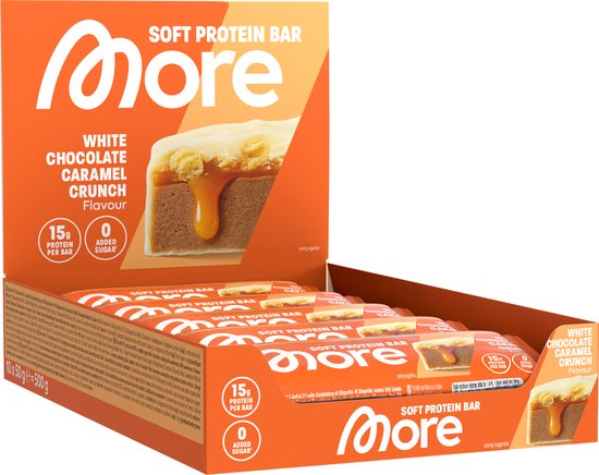 Een display met MORE Soft Protein Bars in White Chocolate Caramel Crunch smaak. Verpakking met tekst en afbeeldingen.