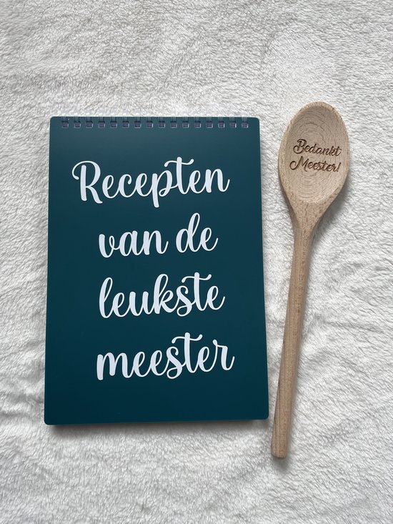 Blauw recepten notitieboekje met "Recepten van de leukste meester" en houten pollepel met "Bedankt Meester".