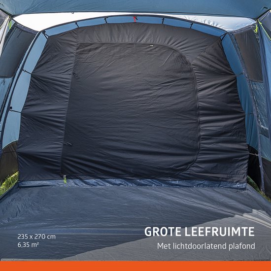 Grote leefruimte van 6,35 m² met lichtdoorlatend plafond.