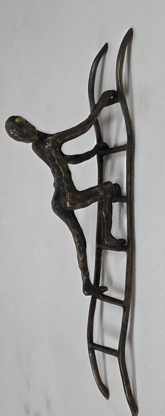 Bronzen beeldje van een man die op een ladder kruipt, op zijn buik liggend.