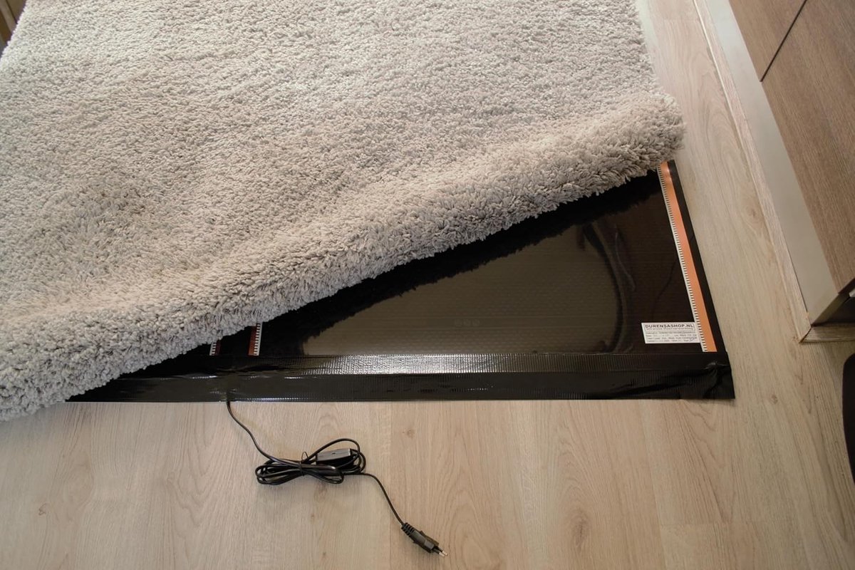Verwarmingsfolie Mat - Tapijtverwarming Infrarood - Caravan Comfort - Met Aan/Uitschakelaar - 50 x 200 cm - Zwart