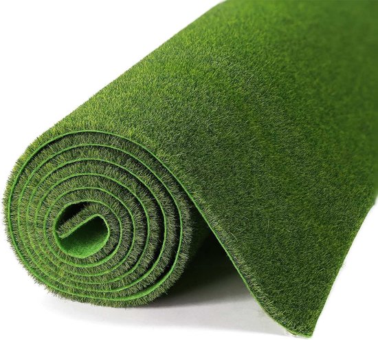Rouleau de pelouse artificielle verte aux fibres douces ressemblant à de l'herbe, présenté sur fond blanc.