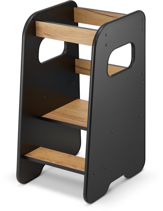 Zwarte opstapklôi met houten treden, geïsoleerd op witte achtergrond.