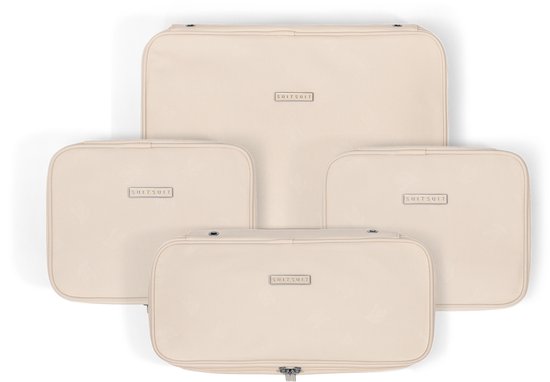 Set van vier beige SUITSUIT packing cubes op een witte achtergrond.