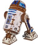 Houten R2-D2 model met de tekst 'FOCUS'. De robot is wit met blauwe accenten en een gedetailleerde structuur.