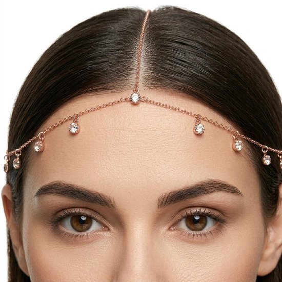 Chaîne de cheveux dorée avec strass discrets, portée sur le front.