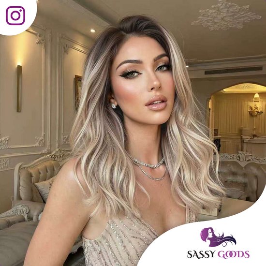 Model met golvend blond ombre haar, gedetailleerde make-up en sieraden.