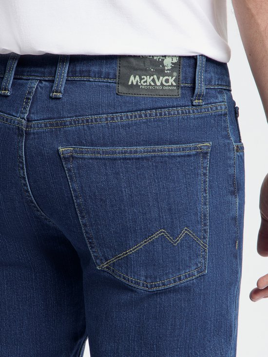 Detail van de achterzak van een donkerblauwe jeans met merklogo.
