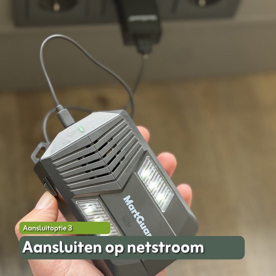 MartGuard verjager aangesloten op netstroom met een USB-kabel in een stopcontact.