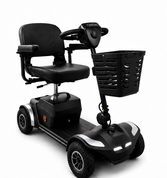 Zwarte scootmobiel met zilveren details, een mandje voorop en luchtbanden.