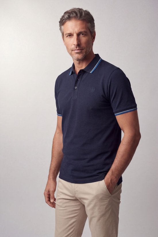 Marineblauwe poloshirt met geborduurd logo op borst en blauw-witte strepen op kraag en mouwen.