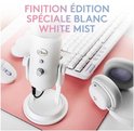 Witte Blue Yeti microfoon, toetsenbord, muis en koptelefoon op een bureau. Tekst: FINITION ÉDITION SPÉCIALE BLANC WHITE MIST.