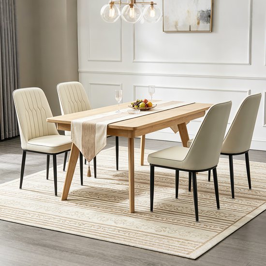 Een houten eettafel met een loper en fruit, geflankeerd door vier gebroken witte stoelen met zwarte poten.