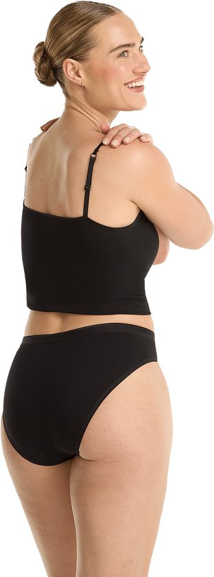 Model draagt een zwarte bikinislip van Ten Cate met een bijpassend zwart topje.