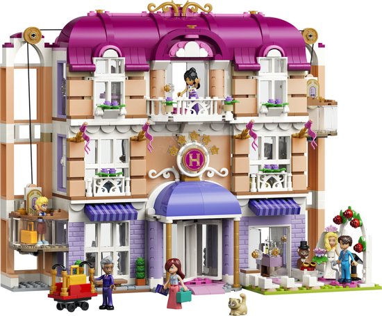 LEGO Friends Grand Hotel met paars dak, balkon, bruidspaar en wagentje.