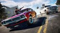 Een rode muscle car met twee inzittenden ontwijkt een aanval van een pick-up truck.