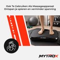 Voeten op de zwarte Mytrox trilplaat in een fitnessruimte.