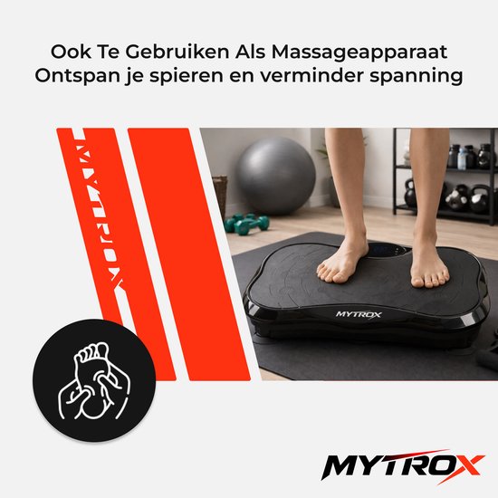Voeten op de zwarte Mytrox trilplaat in een fitnessruimte.