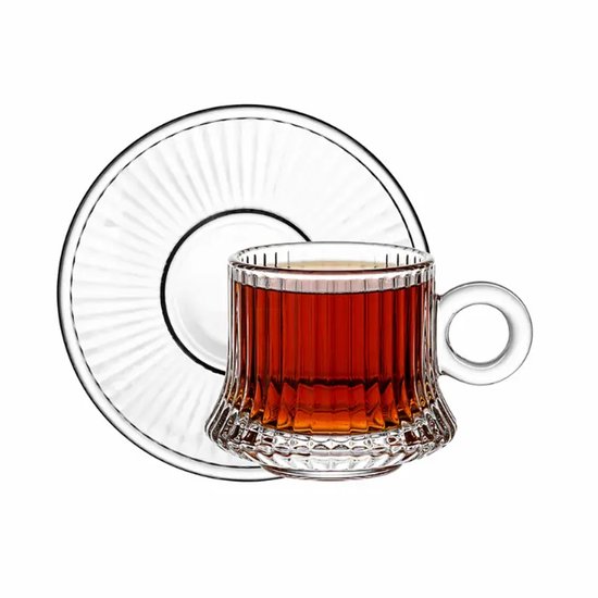 Tasse à thé en verre avec soucoupe, remplie de thé brun foncé. La tasse et la soucoupe ont des côtes verticales.