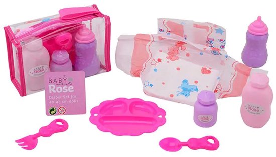 Een transparant tasje met roze accessoires, een luier en roze en paarse verzorgingsartikelen, een roze bord, lepel en vork.