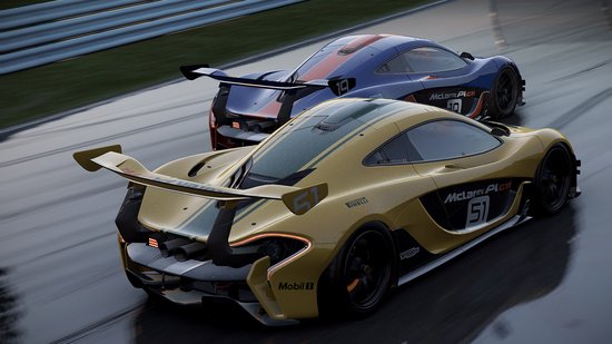 Gele McLaren P1 GT racewagen met groene strepen naast een blauwe racewagen.