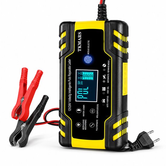 Gele en zwarte acculader met rode en zwarte accuklemmen en een digitaal display. 12V/24V.