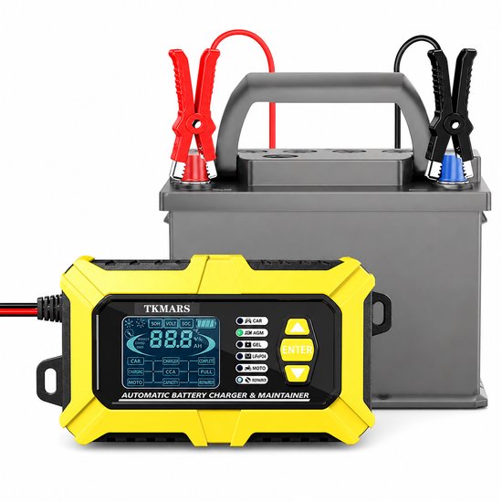 Gele acculader met digitaal display aangesloten op een grijze autobatterij met rode en zwarte klemmen.