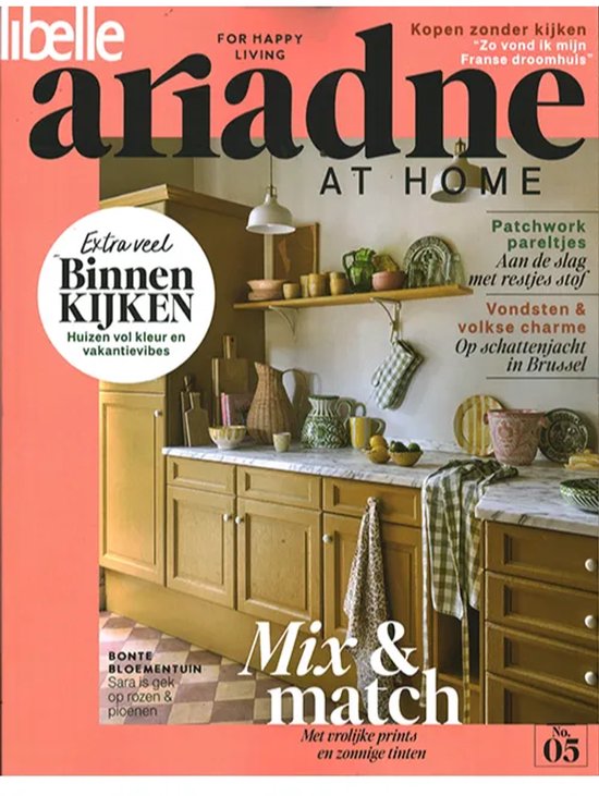 Ariadne at Home tijdschrift met een keukeninterieur en de tekst 'Mix & match met vrolijke prints en zonnige tinten'.