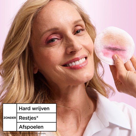 Vrouw met blonde haren en roze oogschaduw, houdt een wattenschijfje met make-up vast. Tekst: Hard wrijven, Restjes, Afspoelen.