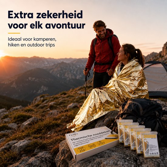 Ondergaande zon op bergtoppen met een stel, vrouw omgewikkeld in gouden deken.