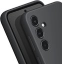 Close-up van een zwarte siliconen hoes met de drie camera-uitsparingen zichtbaar.