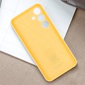 Gele Samsung siliconen hoes voor Galaxy S24+ van binnen, met UL Validated logo.