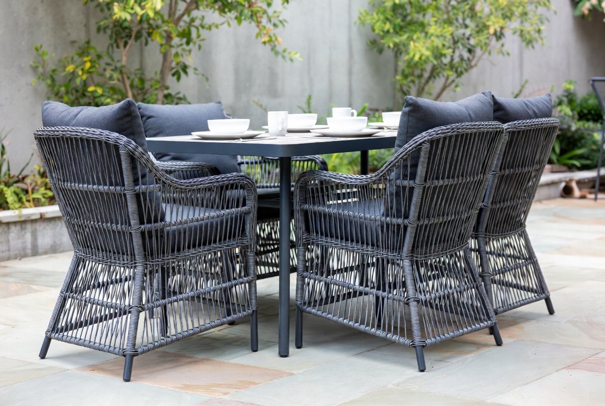 Luxe Polyrattan Tuinset 4 Personen – Ruimtebesparende Balkonset met Tafel en 4 Stoelen – Weerbestendige Wicker Tuinmeubelset met DPC Tafelblad & Comfort Kussens – Grijs - IndustroHome