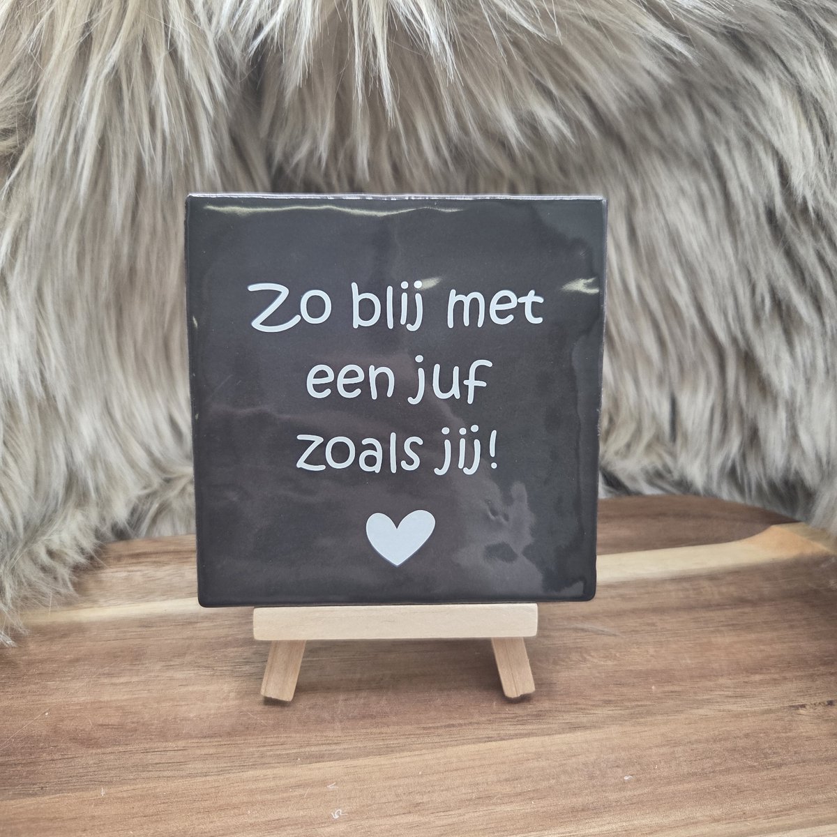 CreaCraft Robuust Wenstegeltje – Zo Blij met een Juf Zoals Jij – 10 X 10cm – Juffen bedankje – Einde schooljaar – Afscheid juf – Juf Cadeau – Trendy – Afscheid – Bedankje – Zomaar – Verjaardag – Decoratief Tegeltje met Standaard – Cadeau Idee Zwart/Wit