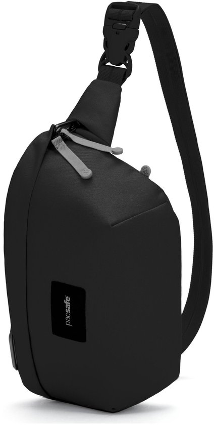 Zwarte Pacsafe GO Sling tas met verstelbare band en gesp. Het logo is zichtbaar aan de voorkant.