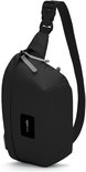 Zwarte Pacsafe GO Sling tas met verstelbare band en gesp. Het logo is zichtbaar aan de voorkant.