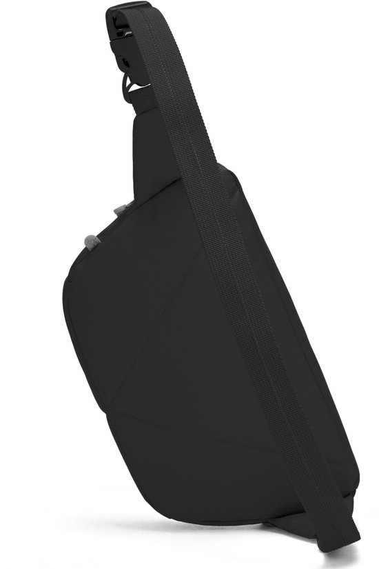 Zwarte Pacsafe sling tas, gedraaid, met een verstelbare schouderband.