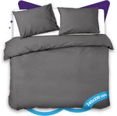 Donkergrijs dekbedovertrek met twee kussenslopen op een bed, maat 240x220 cm.