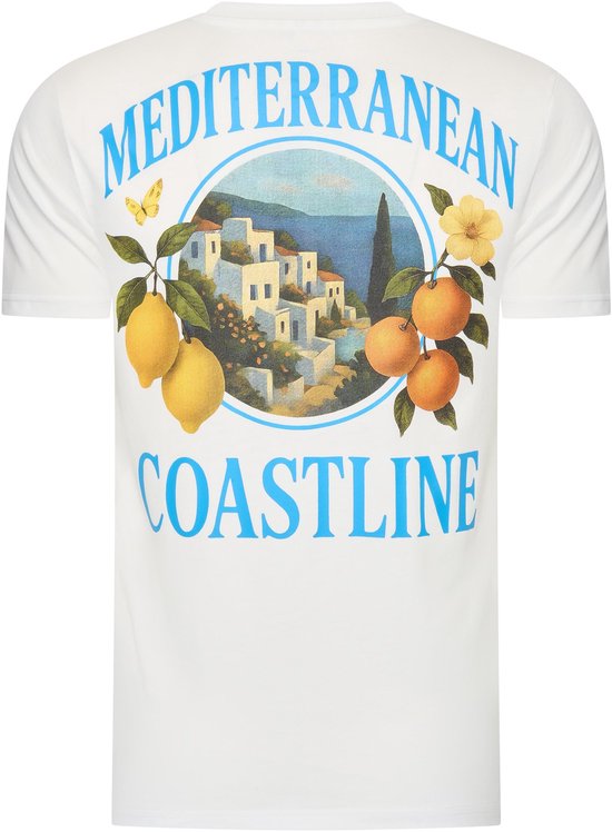 Wit T-shirt met opdruk van een Mediterrane kustlijn met citroenen, sinaasappels en een vlinder. Tekst 'MEDITERRANEAN COASTLINE'.