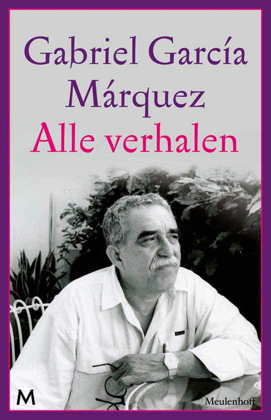 Gabriel García Márquez. Toutes les histoires. Portrait de l'auteur en chemise blanche, assis à l'ombre, lunettes à la main.