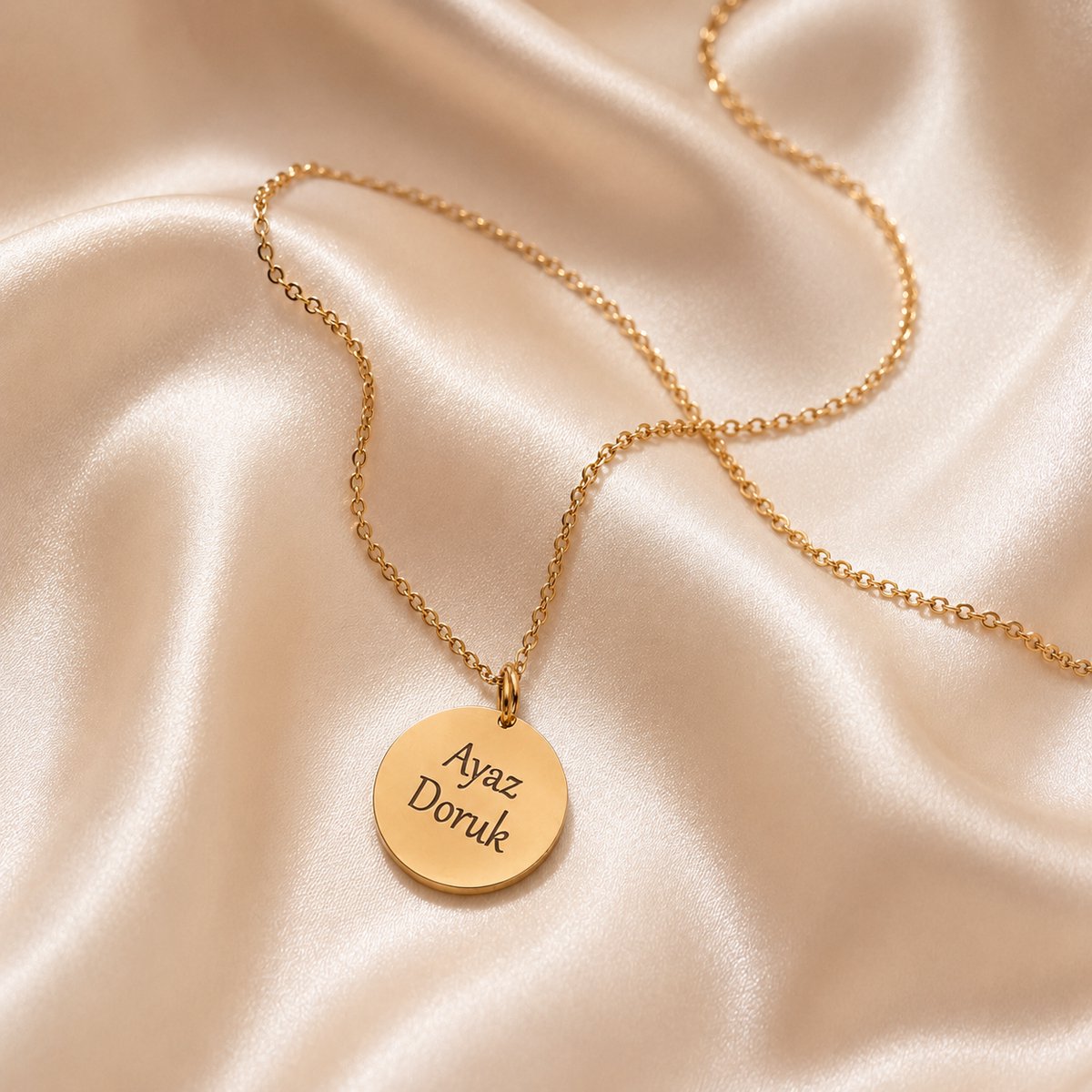 Engravia by Derya – Gepersonaliseerde naam ketting met gravure – RVS goudkleurig – Cadeau voor vriendin / moeder - Elegant & modern design- Dames sieraad- Perfect cadeau voor haar – 15 mm hanger