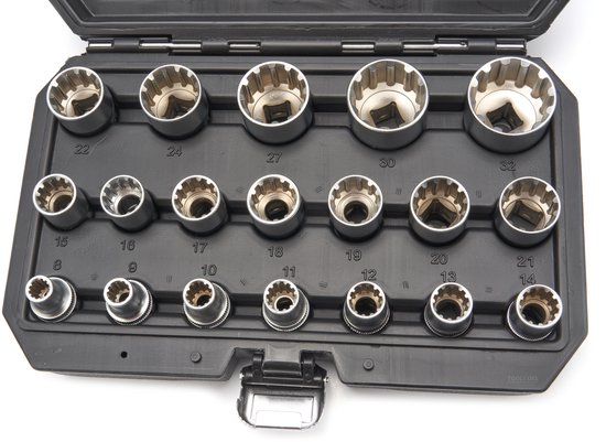 Een open zwarte kunststof koffer met 19 stuks metalen doppensleutels, genummerd van 8 tot 32 mm.